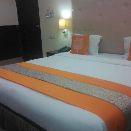 Lazeez Hotel New Delhi Bagian luar foto