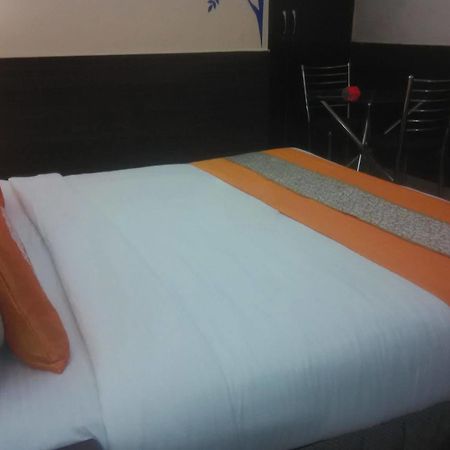 Lazeez Hotel New Delhi Bagian luar foto
