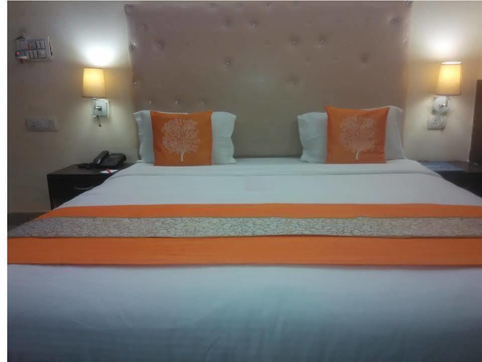 Lazeez Hotel New Delhi Bagian luar foto