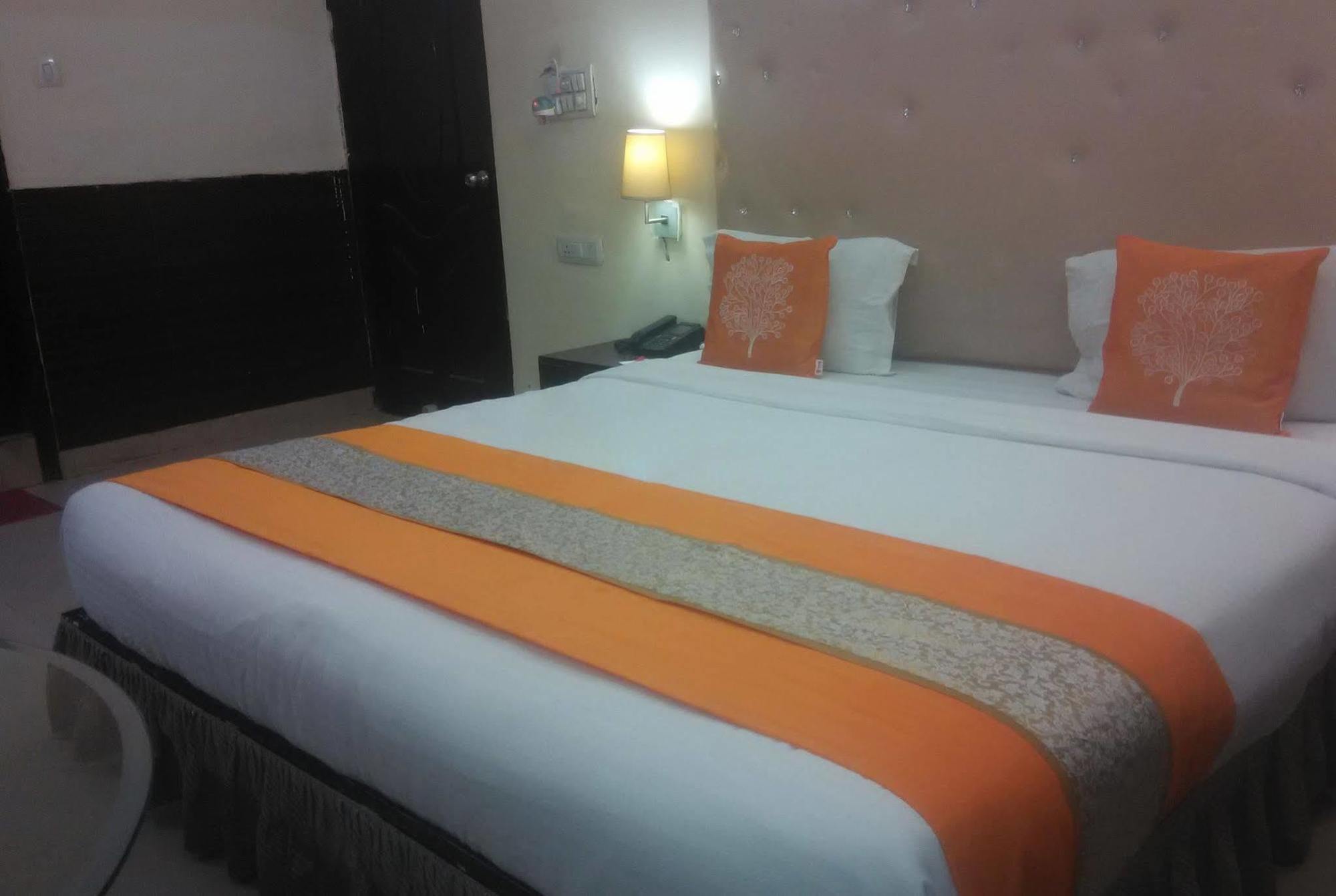 Lazeez Hotel New Delhi Bagian luar foto