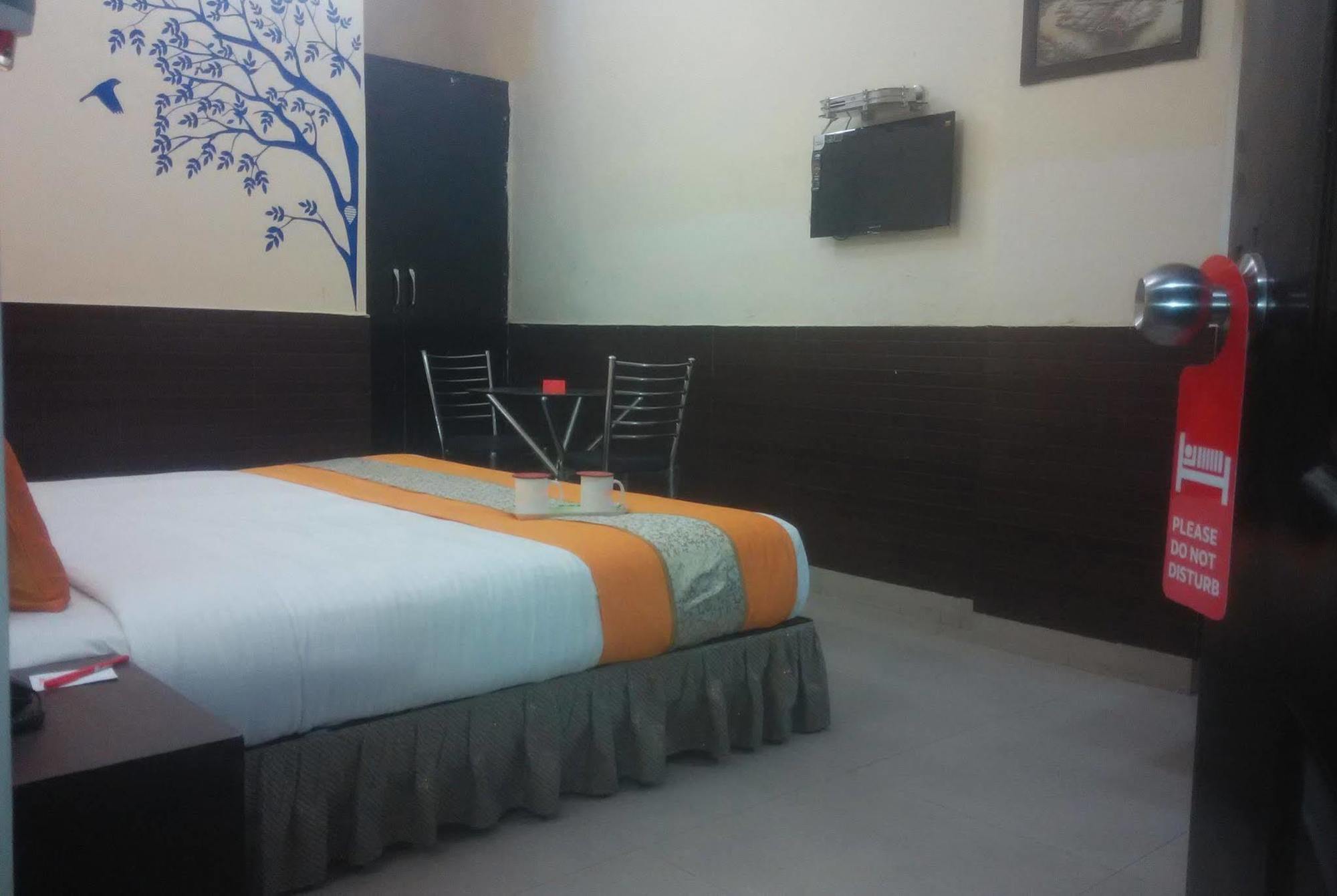 Lazeez Hotel New Delhi Bagian luar foto